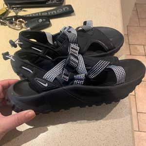 Nike women’s sandals 9